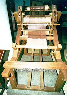 The antique textile machinery exhibited in the Silk Museum